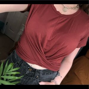 Gaze Front Twist Red Cropped Shirt